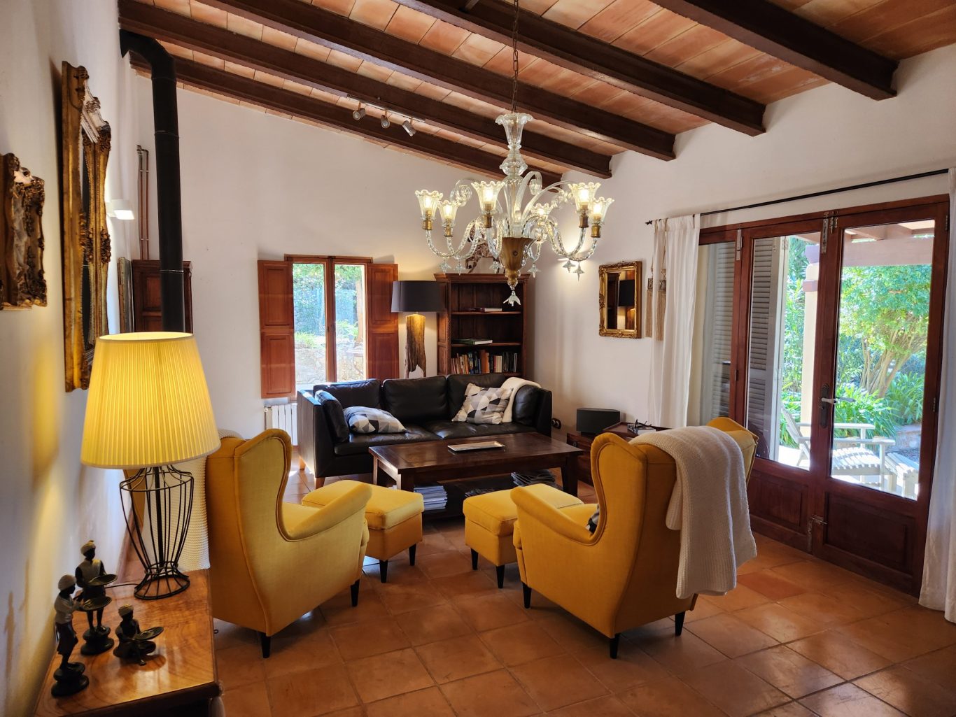 Wohnzimmer mit Kamin und Ausgang zum Pool