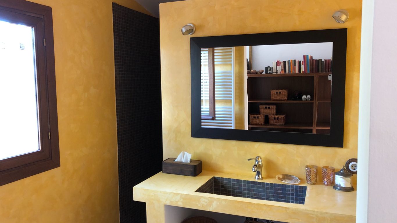 Badezimmer mit Dusche