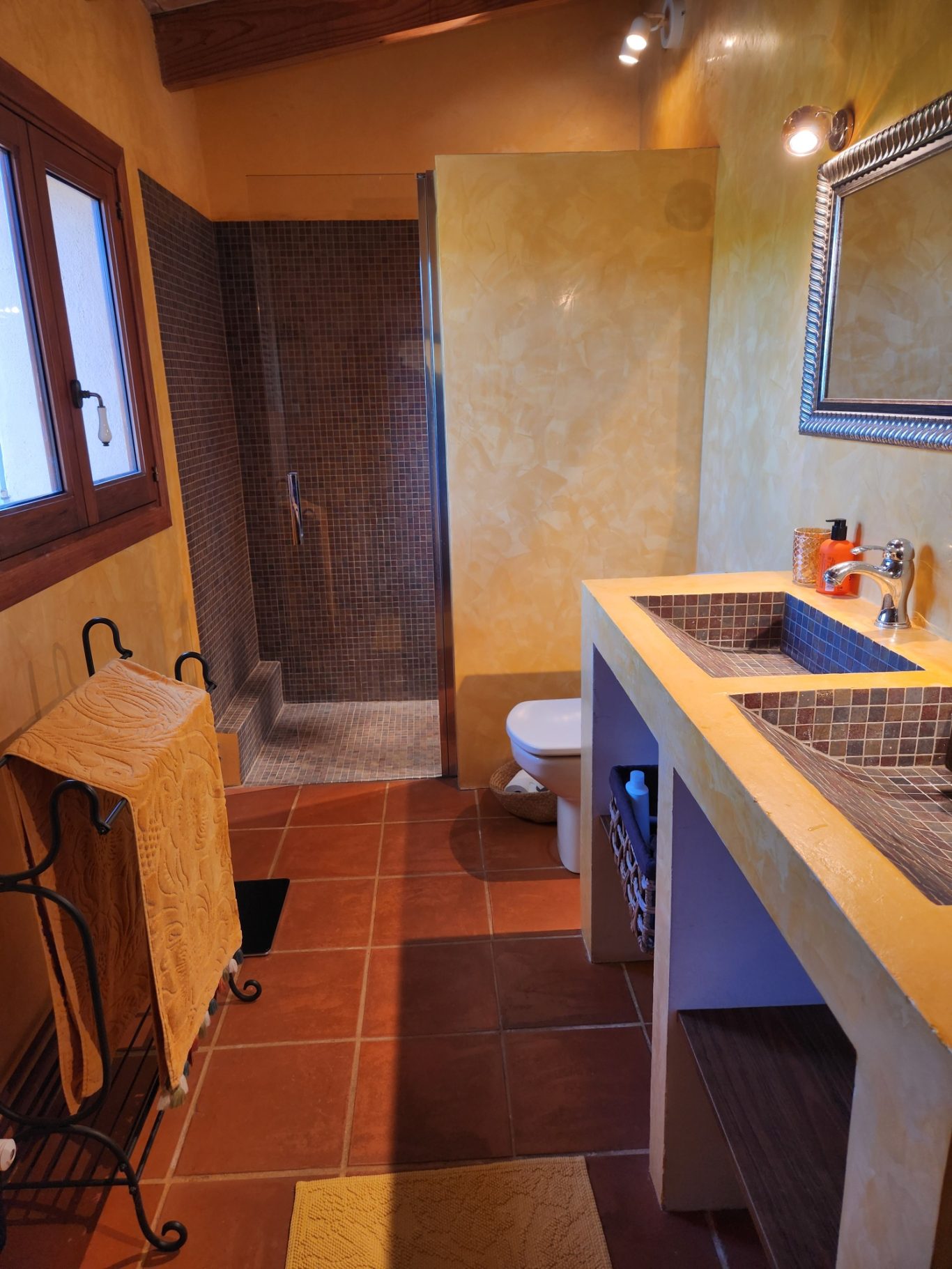 Bad mit Dusche und zwei Waschbecken