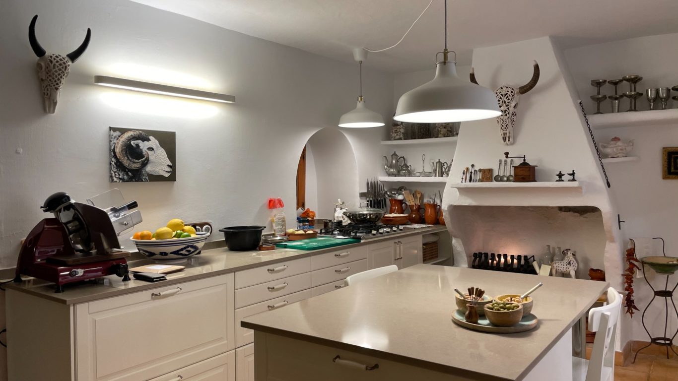 Küche mit Gasherd und Kamin