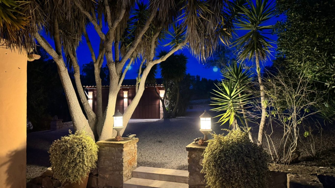 Zugang zu den Garagen bei Nacht