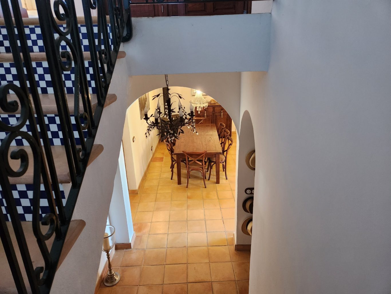 Treppenabgang und seitlicher Garderobe