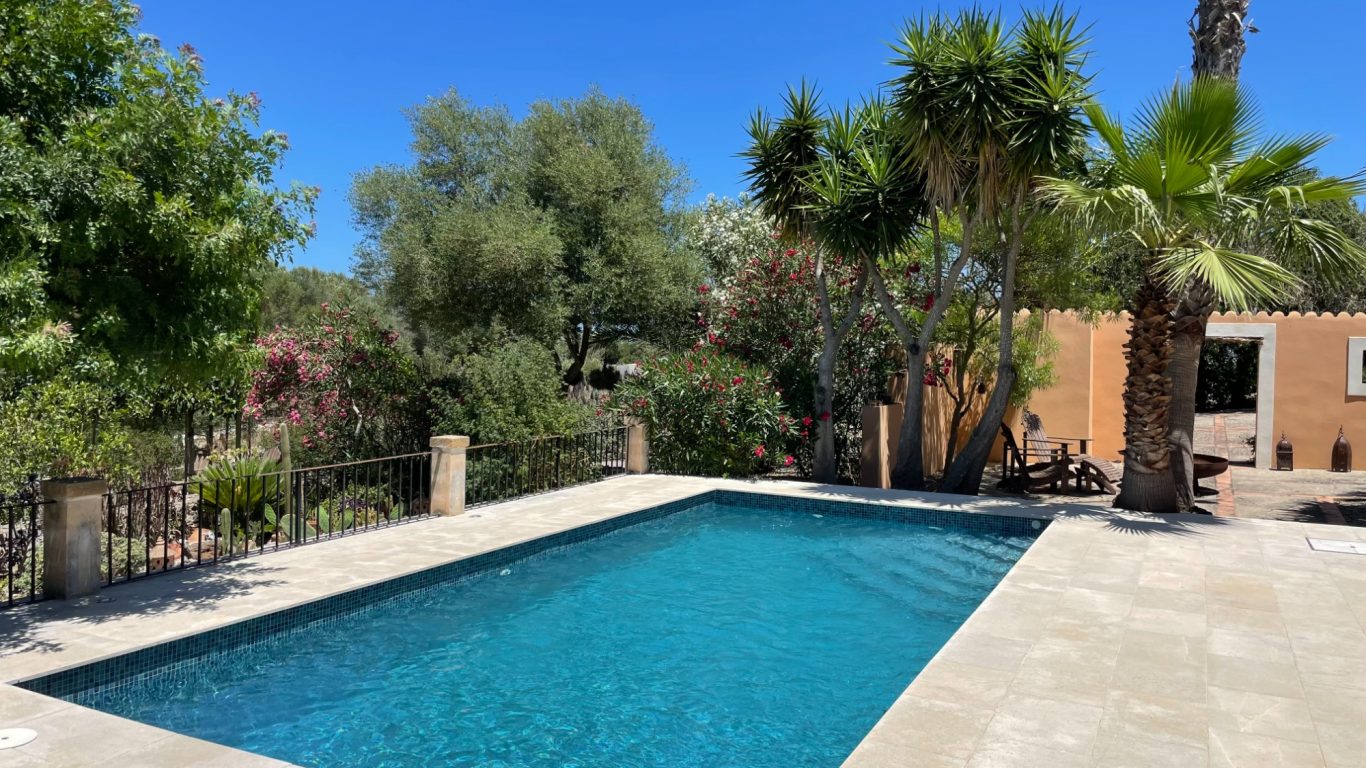 Pool mit viel Platz für Sonnenhungrige