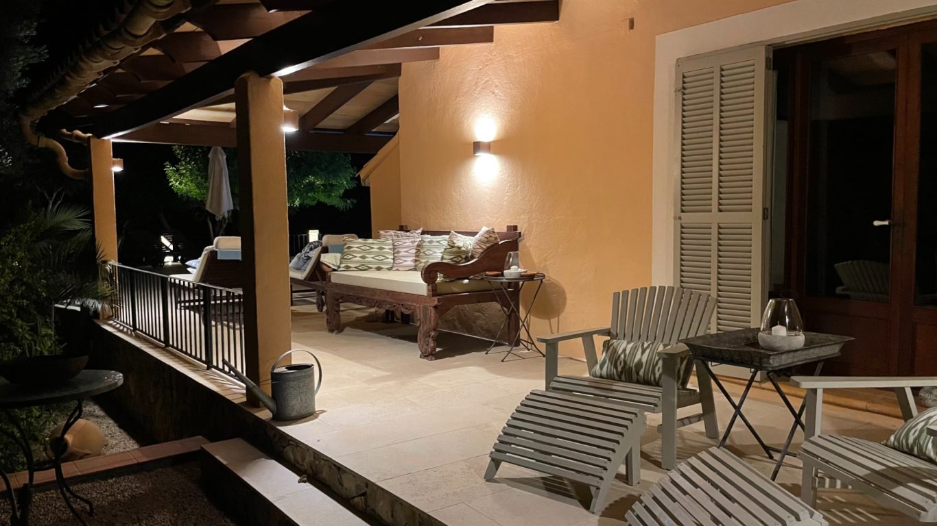 Sitzplatz auf der Terrasse bei Nacht