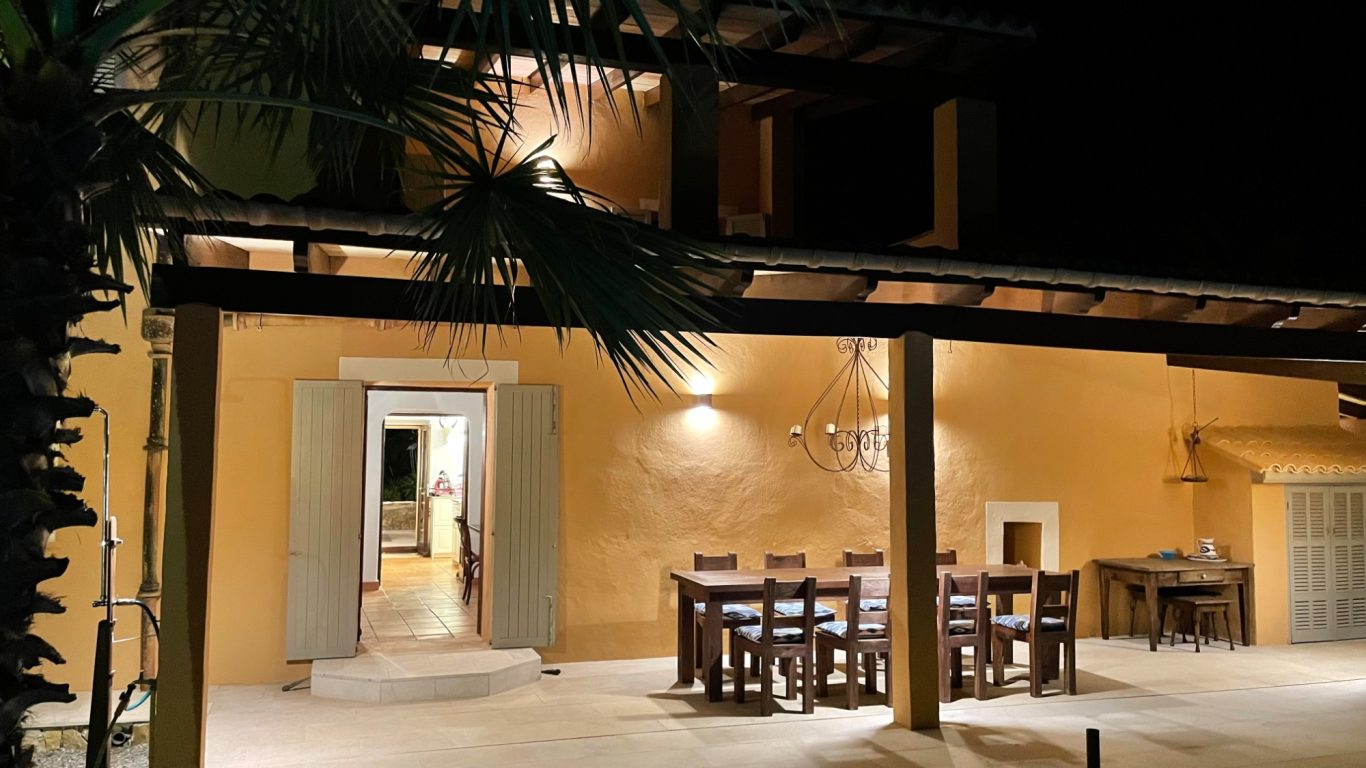 Weiterer Eßplatz auf der Terrasse bei Nacht