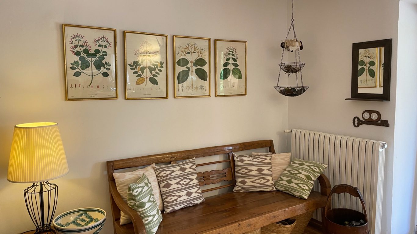 Sitzbank im Eingangsbereich