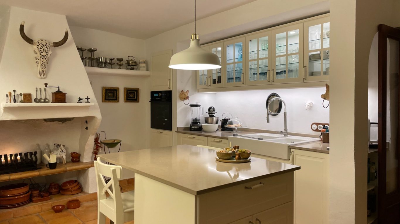 Küche mit Arbeitsblock in der Mitte